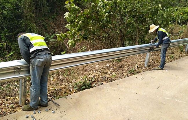 阿拉尔高速公路护栏的定期维护与保养