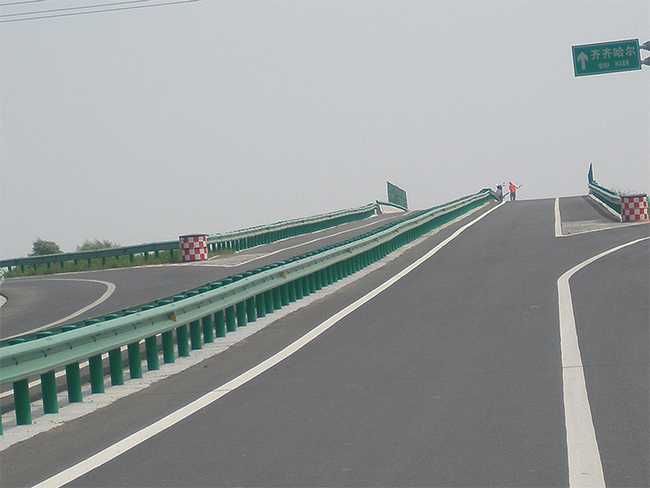 阿拉尔高速公路护栏的材质与规格