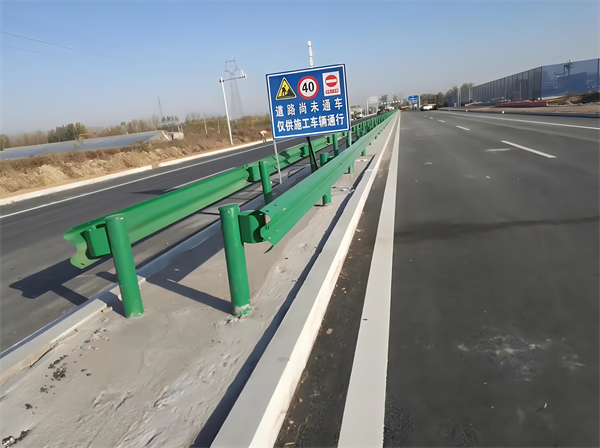 阿拉尔公路护栏守护安全横跨多个行业的应用